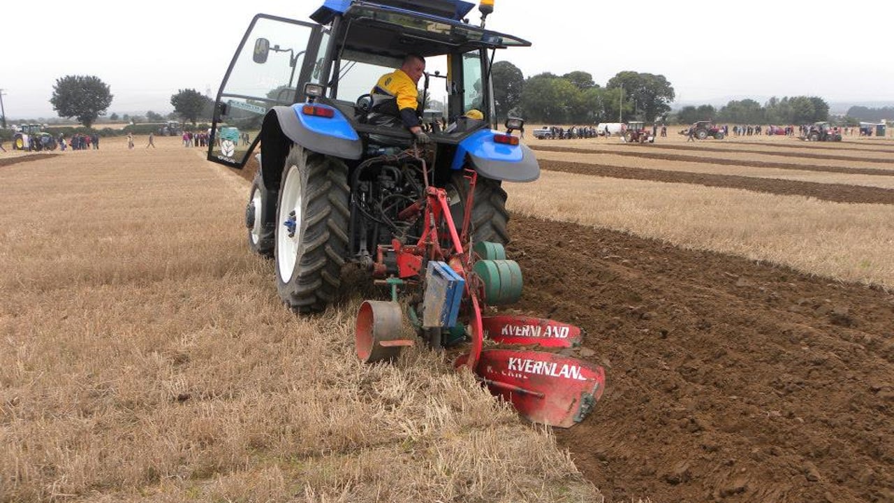 Carlow man retains World Ploughing Championship title