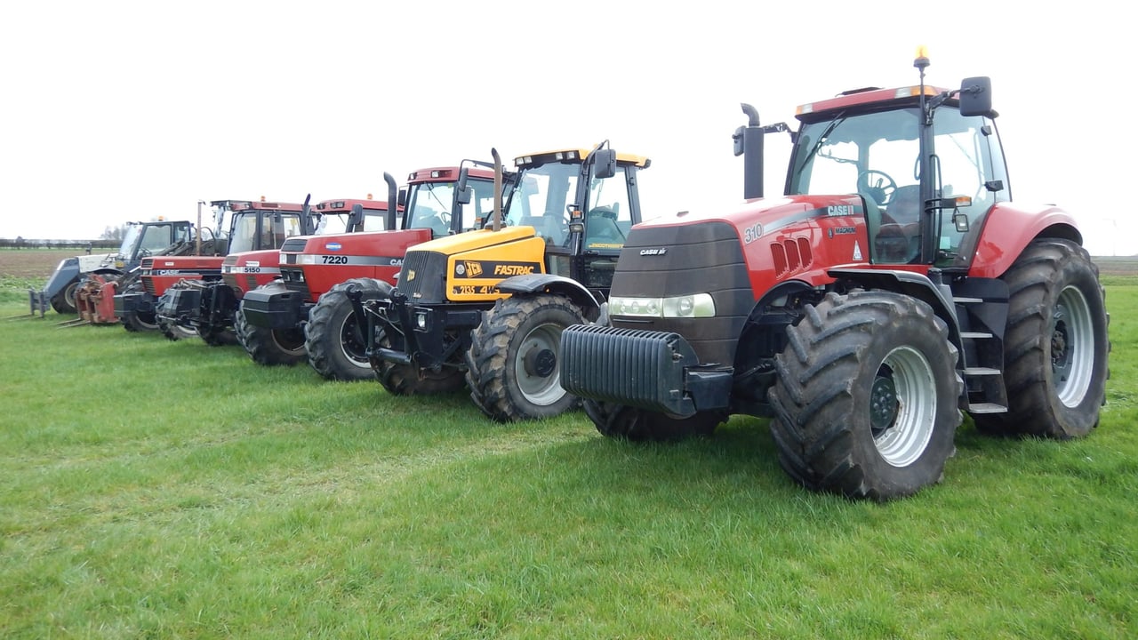 Pics: Tractors command ‘strong’ prices at UK dispersal sale