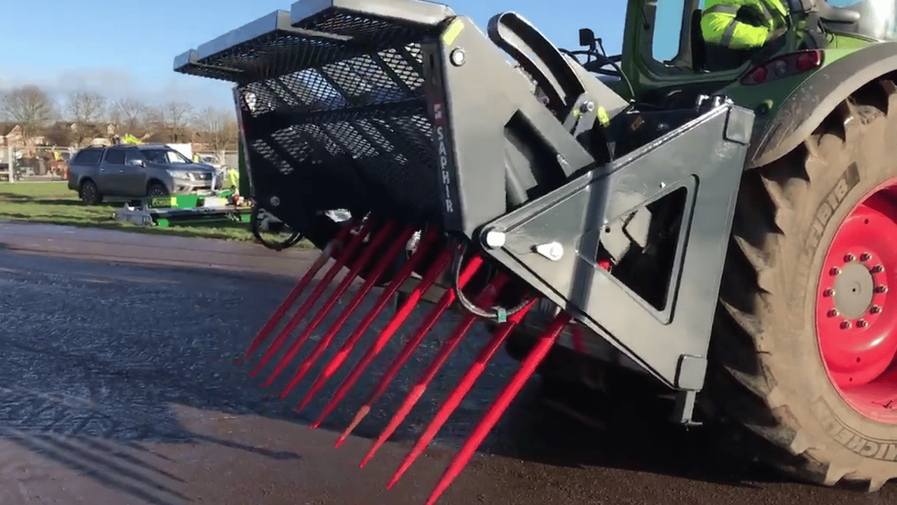 A buck-rake with a ‘twist’: Is this the ultimate silage fork?