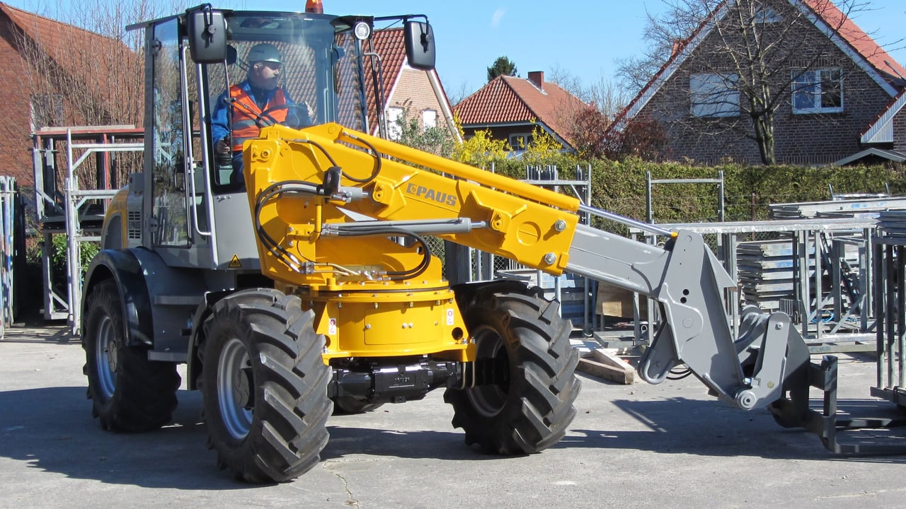 ‘Paus’ for thought…with this ‘double-jointed’ loader