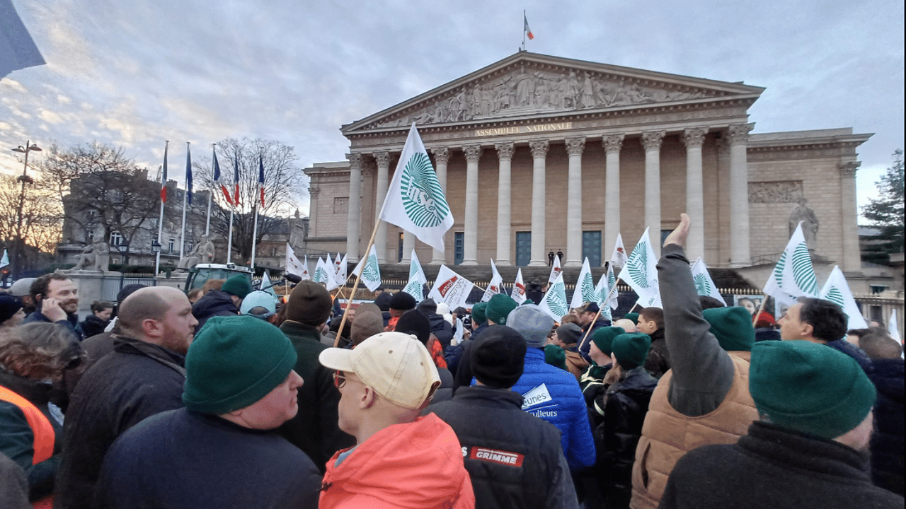 French farmers drive 350 tractors into the heart of Paris in Mercosur protest