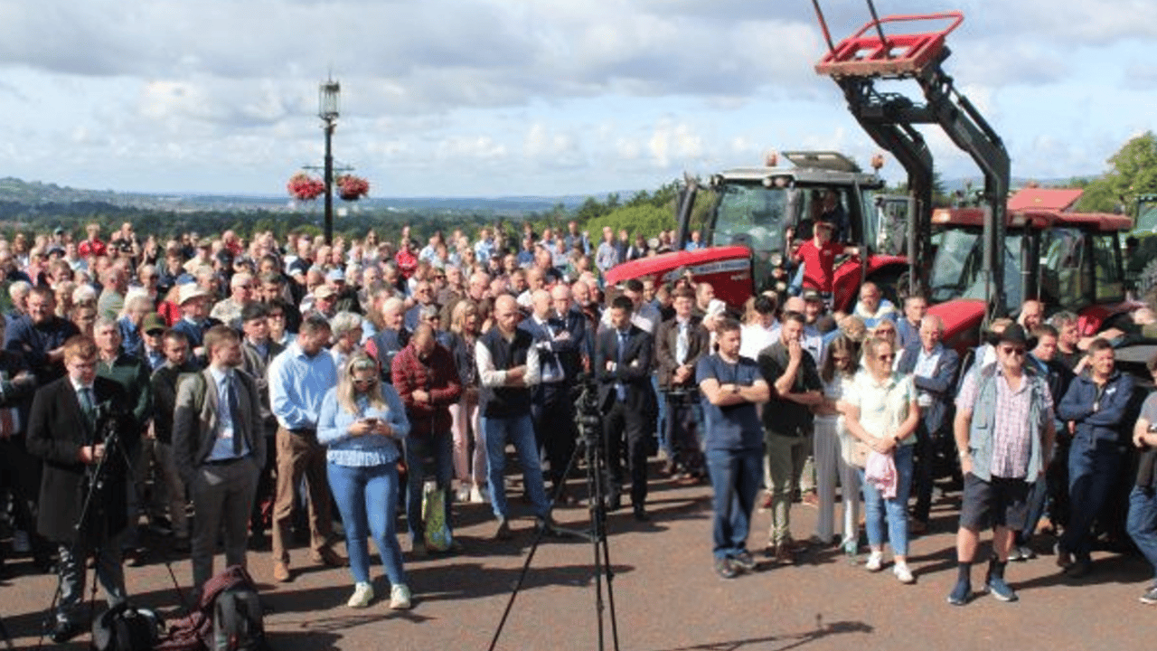 Hundreds of farmers rally at Stormont over Tyrone cattle cull