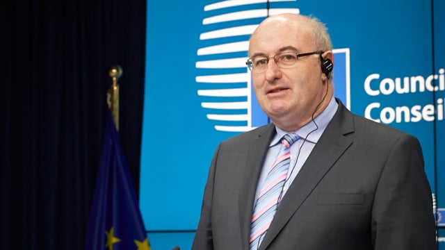 Commission looking at ways to incentivise farmers to cut milk production – Hogan