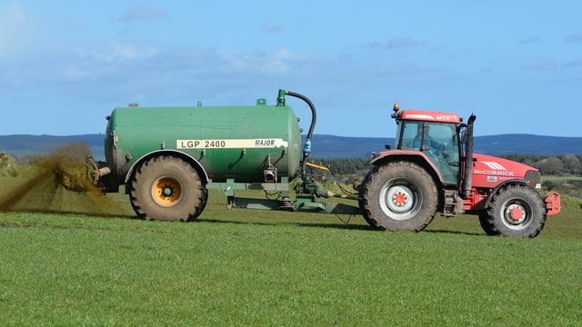 Will this unconventional slurry spreading system escape proposed splash-plate ban?