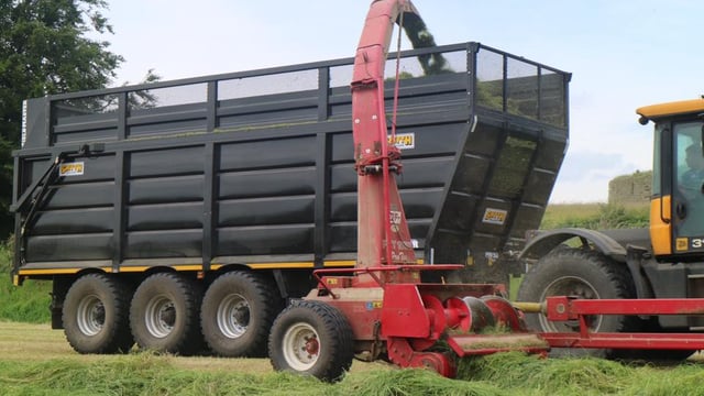 New high-capacity Smyth trailer employs ‘forced’ steering system