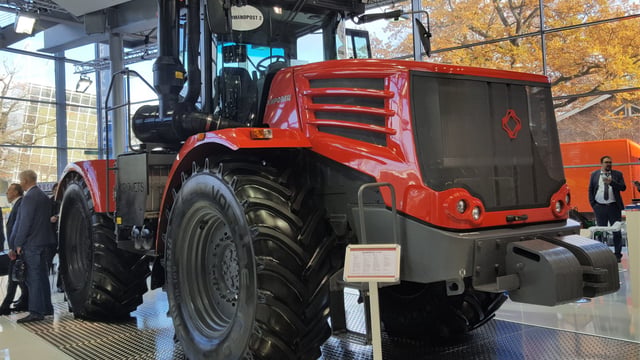 Who said that articulated tractors are a thing of the past?