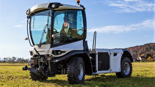 Fully-electric demo ‘tractor’ breaks cover this month