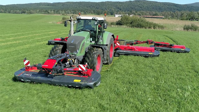 Giant new mower-conditioner can cut up to 50ac/hour