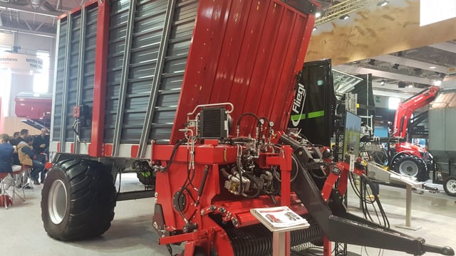 SIMA 2019: Fliegl hits France with its ‘unload-on-the-move’ wagon