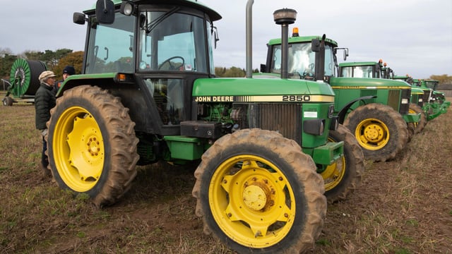 Auction report: Brisk bids for ‘classic’ and modern (on-farm) tractors