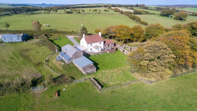 Panoramic and compact farm with equestrian facilities for sale on 156ac