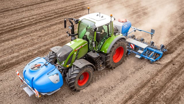 Lemken merges hoeing and spraying into one operation