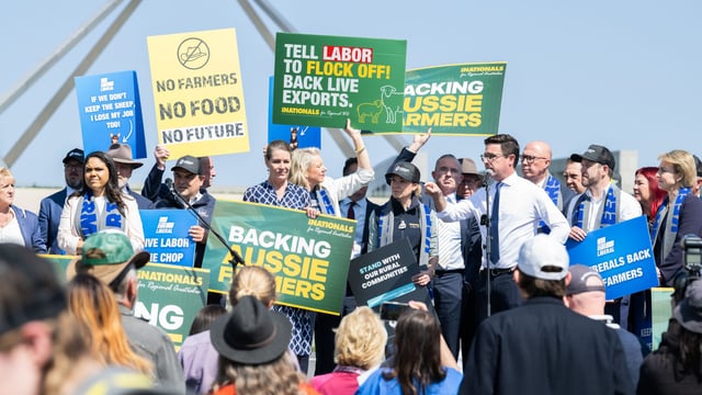 Thousands of Australian farmers protest at govt buildings