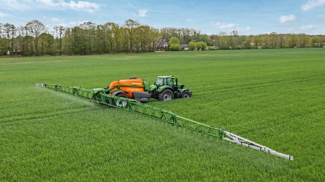 How do pre-emergent herbicides interact with blackgrass?